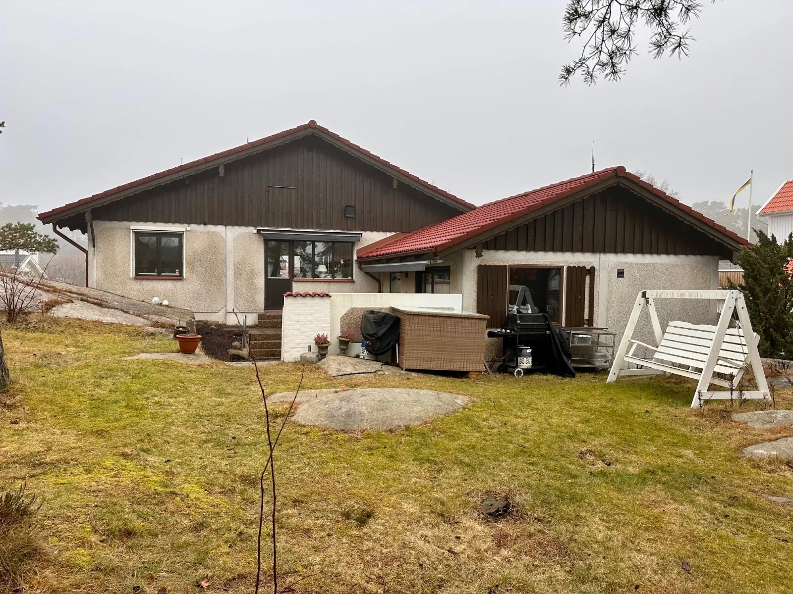 Köksrenovering i radhus i Landvetter med nytt golv och modern inredning