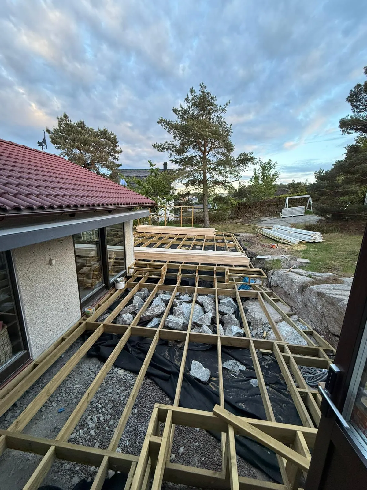 Renoverat badrum med moderna tätskikt och inredning i Pixbo